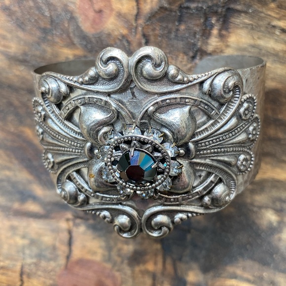 Hammered metal bracelet cuff - Picture 8 of 9